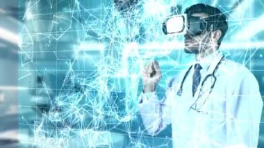 VR kulaklık takarak beyin hologramını kontrol eden yetenekli bir tıp çalışanı. Profesyonel doktor sanal gerçekliği kullanırken insan organı ve beyin dalgalarına bakıyor. Aygıt.