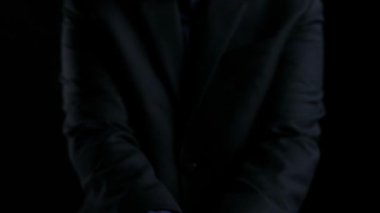 İş adamı, tahminsel büyük veri modellerinden gerçek zamanlı analizlere uzanan eğilimleri ve görüşleri ortaya çıkarmak için veri analizlerini derinlemesine inceleyerek, veri güdümlü kararların analitik endüstrileri UUID 'ye nasıl yönlendireceğini öğrenir