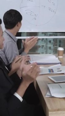 Asyalı iş adamları modern ofiste grup toplantısında pazarlama stratejisini tartıştılar. İş finans ve takım çalışması kavramı.
