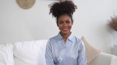 Mutlu hasta ve psikolog klinikte olumlu duygularla zihinsel sağlık sohbetlerini paylaşırken, aynı zamanda yurtiçi ofiste başarılı bir iş ve hayatı psikologa anlatıyor.