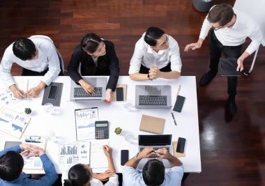 Ofiste sunum ya da analist ekibiyle toplantı odasında mali verileri analiz etmek için BI Fintech 'i kullanmak. İş adamları stratejik planlama için TV ekranında BI gösterge panelini inceliyor.