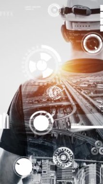 Gelecekteki bina inşaatı ve HUD hologram grafik tasarımı ile yaratıcı mühendislik projesi konsepti. İnşaat mühendisi, mimar ya da inşaat işçisi modern sivil teknoloji ile çalışıyor..