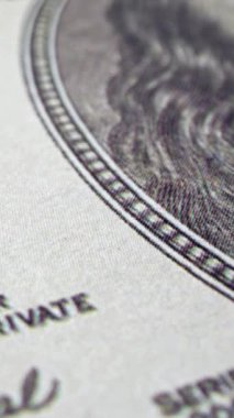 Ofis masasında 100 dolarlık kağıt para yığını. Maliye ve para ödemesi kavramı.