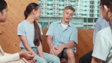 Grup terapisi sırasında çekici bir çocuk tecrübesini paylaşıyor. Etrafı çok kültürlü arkadaşlarla çevriliyken lise öğrencisi iyileşme sürecinden bahsediyor. Öğretim