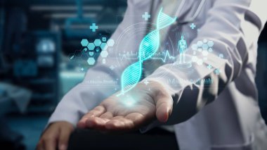 Profesyonel doktorun oturduğu ve DNA örneği hologramının hastanede bulanık bir şekilde yüzdüğünü gösteren bir fotoğraf. Sağlık çalışanı DNA teknolojisini kontrol ediyor ve genetik bozuklukları inceliyor. İyileştirici.