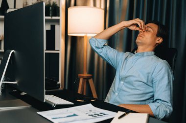 Dinamik veritabanı pazarlama analizi ile PC ekranındaki iş paragrafını araştıran stresli finansal analistin gece vakti modern ev ofisinde aylık rapor hazırlamasını düşünüyorum. Bireysel.