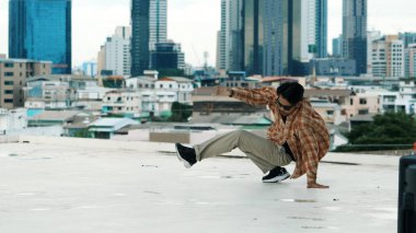 Çatıda çok kültürlü arkadaşlar varken profesyonel İspanyol break dansçısı B boy dansı. Genç modern dans grubu hip hop hareketi yapıyor. Tarz, moda, aksiyon. Açık hava sporu 2024 hiphop..