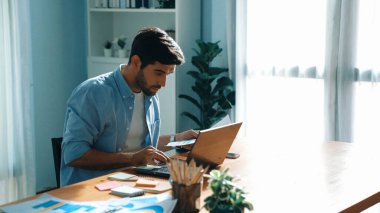 Veri analizine bakarken renkli yapışkan notlar üzerine fikir yazan yetenekli bir işadamı. Kafkas proje yöneticisi toplantı odasında not alırken dizüstü bilgisayarda çalışıyor. Cemaat.