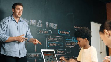 Afrikalı akademik öğrenci robot tamir ederken ya da araba modeli yapısını öğrenirken zeki beyaz kız programlama sistemi. Mühendislik eğitimi alan yetenekli, mutlu bir genç. Yaratıcı eğitim. Öğretim.