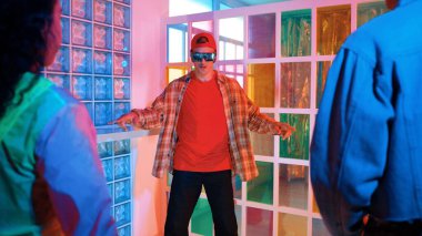 Kafkas dansçısı dans ederken çeşitli arkadaşları gece kulübünde neon ışıkta ayak seslerine bakıyor. Çoklu etnik kökenli hipsterin serbest stil müziğe geçişi ve mutlu bir adamın kameraya bakışıyla. Mutluluk.