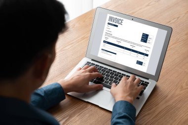 Muhasebe uygulamasından gelen fatura bilgisayar ekranında. Şirket işlerinin finans ve bütçesi için bilgisayar programı. Rahatça..