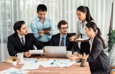 Ofis masasındaki finansal veri raporlarını analiz eden çeşitli bir grup iş analisti. Stratejik pazarlama planlaması için iş zekası analizi çizelgesi ve grafiği.