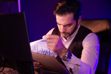 Ciddi derecede zeki bir işadamı, satış kanalı disiplinlerini analiz eden dosya raporu sunar. Neon karanlık ışık odasındaki bilgisayar ekranındaki hedef müşteri grafiğini karşılaştırır. Tahmin et..