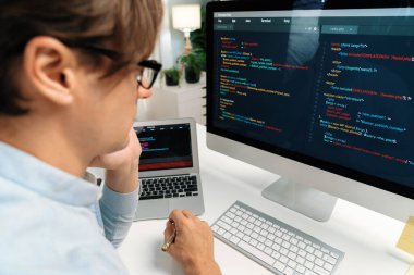 Güncellenmiş sürüm uygulama projesi denemesi ile ilgili kodlama programı ile pc align çalışma dizüstü bilgisayarı üzerinde çalışan çevrimiçi yazılım geliştirme bilgilerine bakan IT geliştiricisi yeni bir kod genel sistemi yaratıyor. Bireysel.