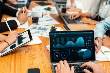 Fintech BI 'ın finansal veri analizi ya da iş zekası ekranından iş dünyası pazarlaması üzerinde çalışan iş adamlarının finansal veri analizine kadar. Habiliment