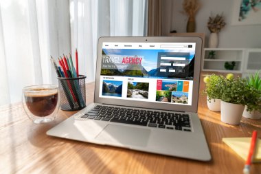 Model arama ve seyahat planlama için internet sitesi uçuş, otel ve tur rezervasyonları için anlaşma ve paket sunuyor
