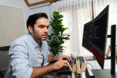 Akıllı IT geliştiricisi yazılım geliştirme kodlaması ile modern ofisteki iki bilgisayar kodlu bilgisayar sistemi üzerinde uygulama programı güncelleme çevrimiçi web sitesi yaratıyor. Tahmin et..