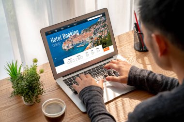 Çevrimiçi otel konaklama rezervasyon sitesi mod rezervasyon sistemi sağlar. Seyahat teknolojisi kavramı .