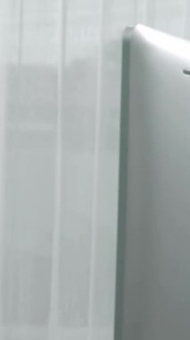 Masasında dizüstü bilgisayarla çalışan kulaklık ve mikrofon takan Asyalı müşteri destek operatörü. Hevesli kadın çalışanlar müşteri hizmetleri sunuyor, destekleyici çağrı merkezi temsilcisi müşterilere yardım ediyor.