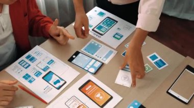 Mobil uygulama ya da web sitesi için kullanıcı arayüzü prototipi planlayan şirket çalışanlarının panorama videosu. UX UI tasarım beyin fırtınası kullanıcı dostu arayüz planı tasarlıyor. Sinerjik