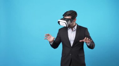 Yetenekli proje yöneticisi VR gözlük takıp online toplantıya katılırken pazarlama fikrini konuşuyor ve paylaşıyor. Zeki iş adamı mavi arka planda mali raporu birbirine bağlıyor. Aygıt.