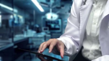 Doktorun insan beyni anatomisi hologramını alıp hologram havada süzülürken tablete koymasına yakın çekim yapın. Tıbbi veriye erişen ve beyin rahatsızlığı teşhisi konan bir tıp çalışanı. İyileştirici.