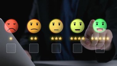 İş adamı müşteri memnuniyet değerlendirmesi verilerini analiz eder ve hizmet kalitesini artırmaya çalışır. Müşteri memnuniyeti ve sadakatini arttırmak için koz değerlendirmeleri. Kullanıcı Kimliği