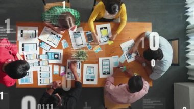 Kodlama mühendisliğiyle finansal grafik üzerinde çalışan iş adamlarının en üst görüşü. Program sisteminin hologramıyla tablet istatistiklerine bakarken yönetici birlikte çalışıyor. Cemaat.