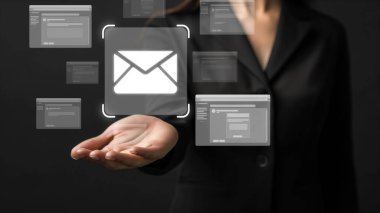 İş adamı e-posta kutusunu kontrol ediyor, daha iyi verimlilik için mesajları düzenliyor ve önceliklerini belirliyor. Etkili iletişim için akıllı e-posta teknikleri öğren. FaaS