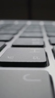 Dizüstü bilgisayarda ya da masaüstü bilgisayarında klavyenin makro görüntüsünü kapat. Makro yumuşak odak doli çekimi