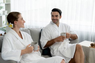Güzellik ya da vücut bakımı güzellik salonu yaşam tarzı konsepti. Lüks otel kaplıcalarında ya da otel odasında, bornoz giyip rahatlayan bir çift. Tatil ve boş zaman rahatlığı. Sessiz.