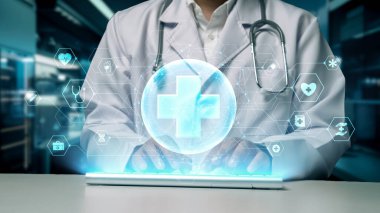 Laboratuvarda yüzen beyin anatomisi hologramıyla klavyede yazan zeki doktorlara yaklaş. Tıp çalışanı teşhisi ve teknoloji kullanarak beyin hastalıklarını kontrol ediyor. İyileştirici.