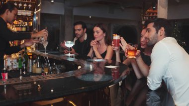 Kokteyl palomasıyla kadeh kaldıran bir çift ve lüks bir barda, canlı sohbetlerde eski moda arkadaşlarıyla Margarita içerken canlı bir gece kulübünde özel bir partiyi kutlayan bir çift. Vinosity.