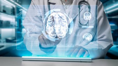 Klavye yazan ve hastanede yüzen insan beyin anatomisi hologramına tıklayan yetenekli doktorlara yaklaş. Sağlık çalışanı beyin anatomisini kontrol ediyor ve inceliyor. Teknoloji yeniliği. İyileştirici.