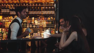 Lüks bir barda limon dilimlenmiş limonla cin ya da tonik servisi yapan akıllı barmen, sıcak gece kulübünün atmosferinde VIP müşteri çiftleriyle canlı sohbetler yapıyor. Vinosity.