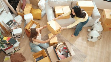 Kutuyu taşıyan kızın en iyi görüntüsü ve kutuyla çevrili oturma odasına oda arkadaşını göndermesi. Çekici lezbiyen yeni eve taşınırken aynı zamanda yeni eve taşınıyor. Kız aşkı. Myrmidon.