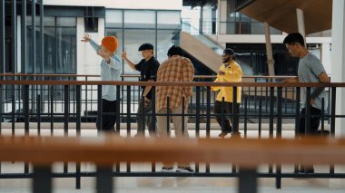 Modern koridorda dans eden çok kültürlü hipster grubu. Çekici break dans takımı hip-hop müziğine taşınırken mutlu ve neşeli. Aktif. Sitenin görüntüsü. Açık hava sporu 2024 hiphop..