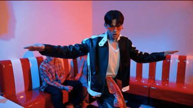 Asyalı bir adam pop müzikle dans ederken, çok kültürlü bir arkadaş evde ışık altında oturuyor. Çekici bir sokak dansçısı kameraya bakarken hip hop müzik dinliyor. Mutluluk.