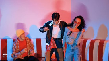 Çeşitli sokak dansçıları hippi modası giyerken partilerde neon ışıkla şehir pop müziğine taşınıyor. Çekici hipster kameraya bakarken dans eder ya da pratik yapar. Mutluluk.