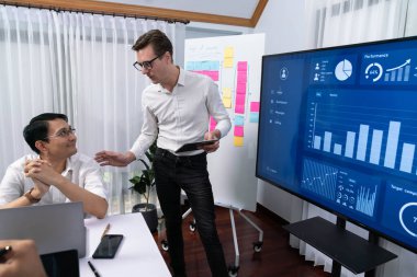 Ofiste sunum ya da analist ekibiyle toplantı odasında mali verileri analiz etmek için BI Fintech 'i kullanmak. İş adamları stratejik planlama için TV ekranında BI gösterge panelini inceliyor.