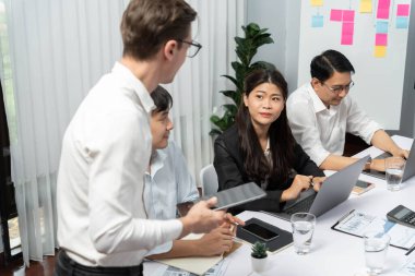 Analist ekibi toplantı odasındaki mali verileri analiz etmek için BI Fintech 'i kullanıyor. İş adamları, ticari öngörü ve stratejik pazarlama planlama için iş dünyası panelinin gücünü kağıt üzerinde analiz ediyor.