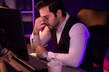 Akıllı iş adamının bitmemiş ürün satış kanalı raporuyla başı dertte. Gece geç saatlerde mor neon ışıklı odada çalışarak uzun süre analiz edilen pazar verileri kavramı. Tahmin et..