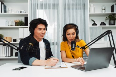 Gülümseyen radyo etkili sunucular, kulaklık takarak sosyal medya kanalından canlı yayın yapıyorlar ve sabah saatlerinde stüdyo kaydında dinleyicilere konu ve dizüstü bilgisayar üzerinden konuşuyorlar. İnfobahn.