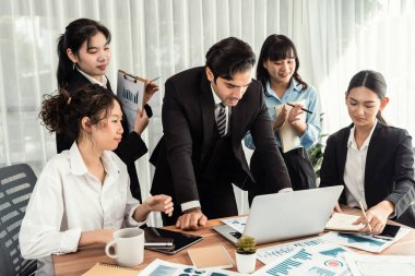 Ofis masasındaki finansal veri raporlarını analiz eden çeşitli bir grup iş analisti. Stratejik pazarlama planlaması için iş zekası analizi çizelgesi ve grafiği.