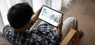 Web sitesi tasarım yazılımı çevrimiçi perakende ticaret ve e-ticaret için model şablonu sağlar