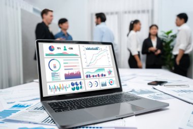 BI Fintech 'in analitik veri tabanı bilgisayarında bulanık arkaplandaki finansal verileri analiz etmek için görüntülenmiş iş adamlarının iş planlamasında içgörü gücü analizi.