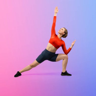 Vücut uzunluğunun tamamı atletik ve sportif kadınlar tarafından izole edilmiş arka planda sağlıklı ve meditasyon egzersizi yaparken çekildi. Sağlıklı aktif ve vücut bakımı yaşam tarzı