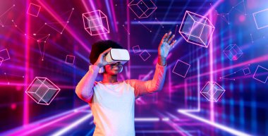 Çevresindeki geometrik şekle bakan kız metaevrende yüzüyor. Sanal dünyaya erişen mutlu genç ya da oyuncu VR kulaklık ve artırılmış gerçeklik teknolojisi kullanıyor. Teknoloji yeniliği. Yaratıcılık.