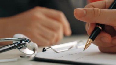 Hasta klinikte ya da hastane ofisinde doktor randevusuna gidiyor. Hastaların nabzını kontrol etmek için steteskoplu sendrom kayıtları yapılırken doktor semptomları inceler ve teşhis eder. Panorama. Katı.