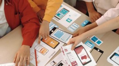 Mobil uygulama ya da web sitesi için kullanıcı arayüzü prototipi planlayan şirket çalışanlarının en iyi görünüm videosu. UX UI tasarımcı beyin fırtınası kullanıcı dostu arayüz planı. Sinerjik